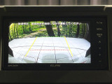 【バックカメラ】駐車時に後方がリアルタイム映像で確認できます。大型商業施設や立体駐車場での駐車時や、夜間のバック時に大活躍!運転スキルに関わらず、今や必須となった装備のひとつです!