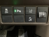 ハンドルの右側にはヘットライトリベライザーとHondaセンシング用のメインスイッチがついています。ヘッドライトリベライザーは道路状況や積荷の加重に応じてライトの高さを調節できます。
