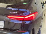 L字型リアコンビランプ:BMWの伝統的なデザインのひとつです。夜間でも誰が見てもBMWとわかる印象的なデザイン。