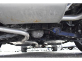 車両後方からの下回りです。マフラー防錆塗装や下回り防錆施工等も可能でございます。