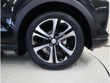 ■純正17インチアルミホイール(切削&ブラック塗装)装備。タイヤサイズ・195/60R17を装着。