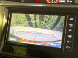 【バックカメラ】駐車時に後方がリアルタイム映像で確認できます。大型商業施設や立体駐車場での駐車時や、夜間のバック時に大活躍!運転スキルに関わらず、今や必須となった装備のひとつです!