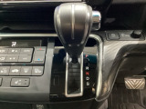 CVT車のセレクトレバーです。低速から高速まで、変速ショックのないスムーズな走りを実現するとともに、エンジン効率のよい領域を維持することで燃費にも貢献します。