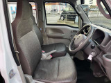 座り心地の良い運転席、助手席シートになっております。背もたれの角度を調整することでより安定した運転ができますよ。