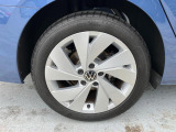 (専用アルミホイール)車種グレードごとに設定されており、デザインにすっきりとマッチした印象です。
