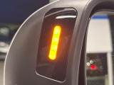 【リヤビークルディティクション】走行中、ドアミラーの死角になりやすい箇所に後続車が接近するとサイドミラー付近に警告を表示、ドライバーに注意喚起と、万一の際はハンドル操作をアシストをします。