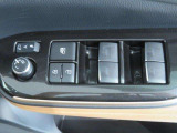 パワーウィンドは今や当たり前の機能ですが、無いと困る機能です。運転席からの操作で、全席の窓を振るオープンにしたり、フルクローズが可能です。