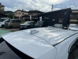 目立つキズ凹み等はありませんが、中古車という商品の特性ルーフには子キズや塗装しみがあります