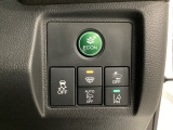 Hondaセンシング用の、VSA(ABS+TCS+横滑り抑制)解除とレーンキープアシストシステムのメインスイッチなどはハンドルの右側に装備しています。燃費に役立つECONボタンもここです。