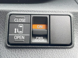 【パワースライドドア】スマートキーや運転席のスイッチでスライドドアの開閉が可能♪電動だから力を入れてドアを開ける必要が無く、小さいお子様でも、重い荷物を持っている時もラクに開け閉めできます♪