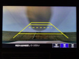 【バックカメラ】運転が苦手な方も車庫入れラクラクです!ギアをリバースに入れれば自動的に切り換わりますので、面倒な操作は不要です♪狭い駐車場もお車を傷つけず安心ですね!