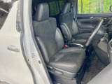 運転席まわりには十分なスペースがあり、大柄な方でもゆったり運転していただける環境です。
