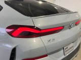 L字型リアコンビランプ:BMWの伝統的なデザインのひとつです。夜間でも誰が見てもBMWとわかる印象的なデザイン。