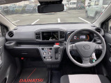 広々とした駐車場をご用意しておりますので、運転が苦手な方でもご安心ください。また、大型の屋根がございますので、雨に濡れることなくご移動できます。