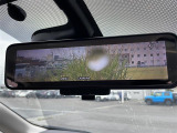 【デジタルルームミラー】車両後方カメラの映像をルームミラーに映すことが出来ます。 そのため、後席に人や荷物があって後方が見えづらい場合でもしっかり視界を確保することが出来ます。