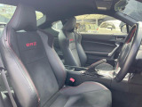 【専用スポーツシート】ホールド性に優れ、カーブ時の体が流れを抑制してくれます。また、体にフィットするから腰や背中が疲れにくく、ロングドライブや高速走行でも快適にお過ごしいただけます♪