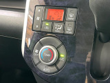 【オートエアコン】一度お好みの温度に設定すれば、車内の温度を検知し風量や温度を自動で調整。暑い…寒い…と何度もスイッチ操作をする必要はありません。快適な車内空間には必須の機能ですね♪