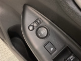 狭い駐車場で便利な電動格納ドアミラーが付いています。