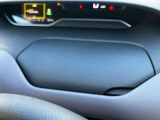 運転席の前にも嬉しいアッパーボックスがあります!小物を収納できるのはもちろん、USB電源ソケット付きなので運転しながらスマートフォンの充電ができちゃいます!
