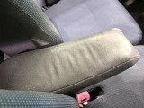 【アームレスト】運転中の身体の負担を軽減してくれるアームレストを装備♪