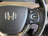 ハンドルにHondaセンシング系のクルーズコントロールやレーンキープアシストなどの操作スイッチが装備されています。ハンドルから手を離さず安全に操作できます。