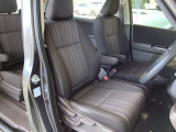 女性でも運転がしやすいように、シートの高さ調整機能(シートリフター)がついています。広い足元にゆったり座れるシートには肘掛も装備しており長距離の運転でも疲れにくいシートです。