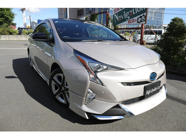 プリウス1.8 S セーフティ プラス ツートーン E-Four 4WD