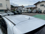 目立つキズ凹み等はありませんが、中古車という商品の特性ルーフには子キズや塗装しみがあります