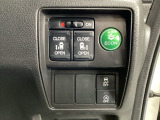 両側電動スライドドアは運転席から操作ができるよう、操作スイッチが付いています。その下にはVSA(ABS+TCS+横滑り抑制)解除スイッチなどがついています。燃費に役立つECONボタンもここです。
