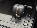 【エレキシフト】様々なシーンで迷いなく確実にシフト操作ができるよう、一般的なAT車と同様の操作方法としつつ、シンプルなシフトパターンとしています。