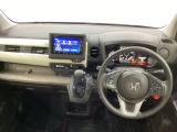 車内は光触媒抗菌消臭施工済です。インパネ周りはスタイリッシュなデザインで機能や装備も充実しています。グローブボックスやカップホルダーのほかにトレーなどたくさんの収納スペースが付いています。