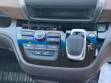 ハンドルに近い位置で運転席からも見やすく操作しやすいインパネシフト。パッと見ただけで、どのギアに入っているのかが判断しやすいところもイイですね!