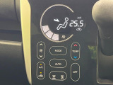 【オートエアコン】一度お好みの温度に設定すれば、車内の温度を検知し風量や温度を自動で調整。暑い…寒い…と何度もスイッチ操作をする必要はありません。快適な車内空間には必須の機能ですね♪