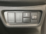 ハンドルの右側にはヘットライトリベライザーとHondaセンシング用のVSA解除スイッチなどがついています。ヘッドライトリベライザーは道路状況や積荷の加重に応じてライトの高さを調節できます。