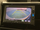 リバースギアに入れるだけで後方の表示へ切り替わります。夜間や雨の日の駐車も楽になりますよ。
