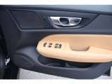 運転席ドアの全景です。キャビンを彩るすべてのものに、機能を形にした美しさが備わっています。