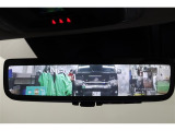 電子インナーミラーです。バックドア内側にカメラを取付けてインナーミラーに後方映像を表示。例えば、後席に大柄の方が座っていても後方確認が難なく出来ます。モニターモードとミラーモードは切替え可能です。