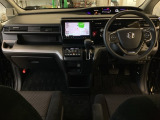 車内は光触媒抗菌消臭施工済です。インパネ周りはスタイリッシュなデザインで機能や装備も充実しています。グローブボックスやカップホルダーのほかにトレーなどたくさんの収納スペースが付いています。