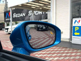【ブラインドスポットモニター】走行中、ドアミラーの死角になりやすい箇所に後続車が接近するとサイドミラーのレンズに警告を表示!ドライバーに注意喚起をしてくれます。