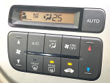 【オートエアコン】一度お好みの温度に設定すれば、車内の温度を検知し風量や温度を自動で調整。暑い…寒い…と何度もスイッチ操作をする必要はありません。快適な車内空間には必須の機能ですね♪
