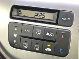 【オートエアコン】一度お好みの温度に設定すれば、車内の温度を検知し風量や温度を自動で調整。暑い…寒い…と何度もスイッチ操作をする必要はありません。快適な車内空間には必須の機能ですね♪