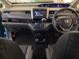 車内は光触媒抗菌消臭施工済です。インパネ周りはスタイリッシュなデザインです。グローブボックスやカップホルダーのほかにトレーなどたくさんの収納スペースが付いています。