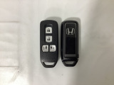 スマートキー付きですからドアロックの開閉およびエンジンスタートが楽々です。電動スライドドアの開け閉めもボタンで操作できます。スペアキーも同じものを用意しております。