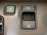 【電動パーキングブレーキ】パーキングブレーキは便利な電動式!ボタン一つで操作でき、アクセルを踏めば自動で解除されます♪レバーやペダルが無いので運転席廻りもすっきりしますね♪