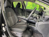 運転席まわりには十分なスペースがあり、大柄な方でもゆったり運転していただける環境です。