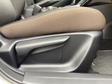 運転席にはドライバーの体型や好みに応じて前後方向だけでなく、高さの調整ができるシートリフターを装備!