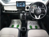 運転にかかわる様々な操作を安全に行えるように視点移動が少なく、操作性に配慮されたスイッチ類が凝縮されたコクピットです。