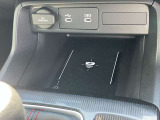 【ホンダカーズ鈴鹿 玉垣店】です。開放感溢れるショールームに数多くの取扱い車種が並んでおります。