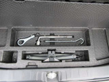 スペア-タイヤの上に工具一式収まってます