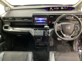 車内は光触媒抗菌消臭施工済です。インパネ周りはスタイリッシュなデザインです。グローブボックスやカップホルダーのほかにトレーなどたくさんの収納スペースが付いています。
